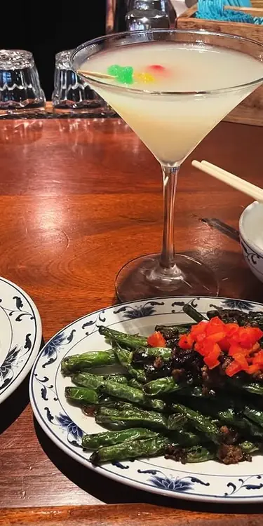 What would you do for a Thursday night dinner? Dry fried green beans and a Yuzi Gimlet for me
#chin