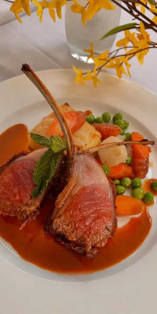 Happy spring!! Bistro de Margot presents its new dish to start the spring:
Roasted lamb rack, potato