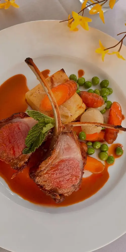 Happy spring!! Bistro de Margot presents its new dish to start the spring:
Roasted lamb rack, potato