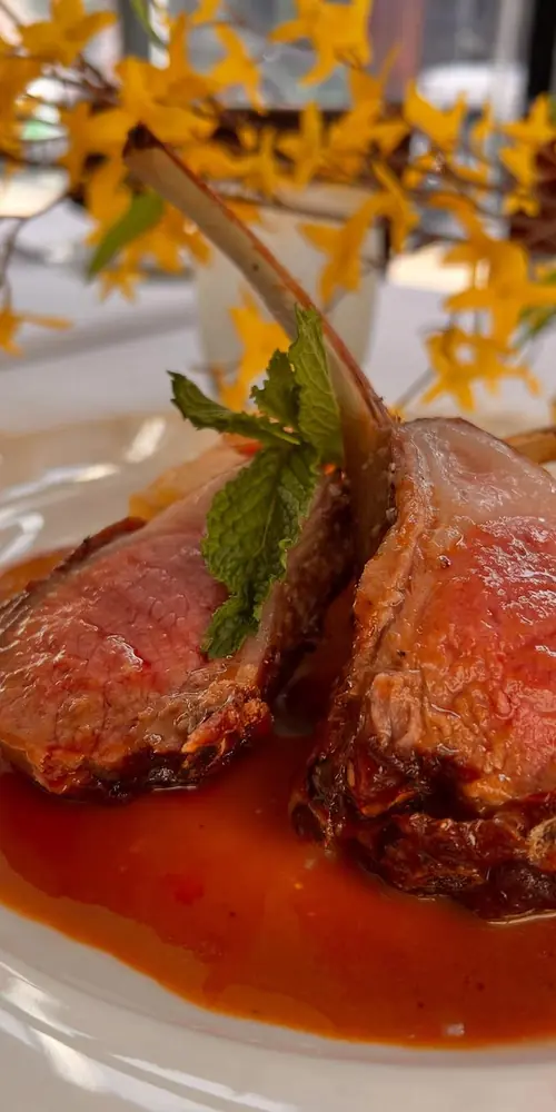 Happy spring!! Bistro de Margot presents its new dish to start the spring:
Roasted lamb rack, potato