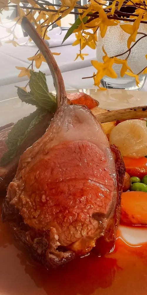 Happy spring!! Bistro de Margot presents its new dish to start the spring:
Roasted lamb rack, potato