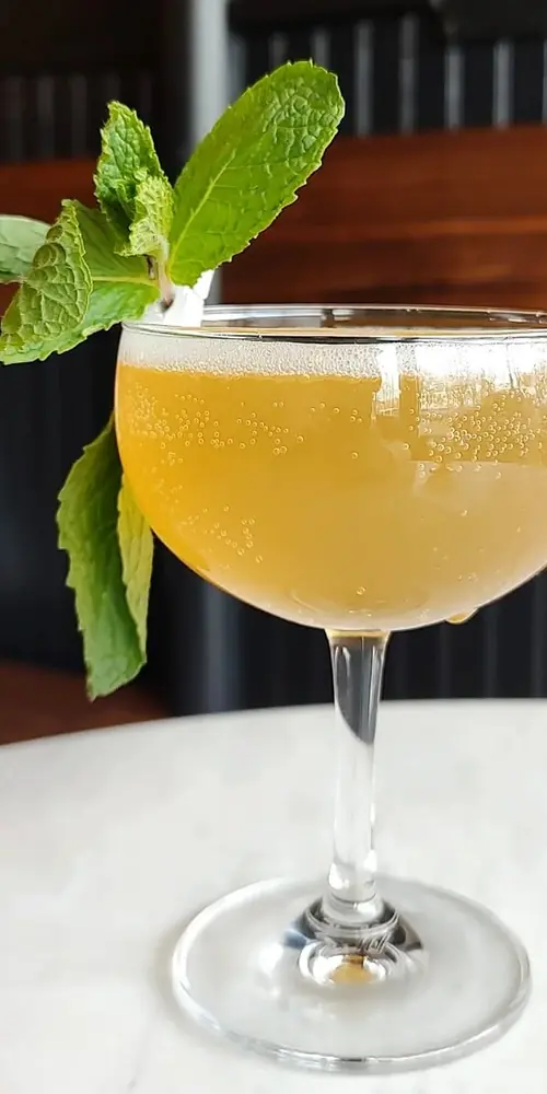 Refreshing, yet cozy 😌
~BabaDindin~
Mint-washed rum, gin, lime, demerara, angostura bitters, & a