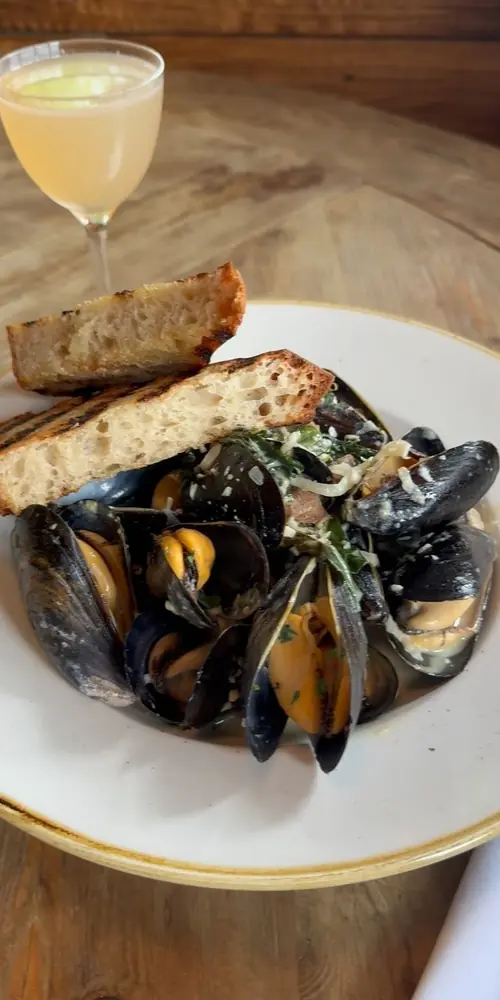 Steamed P.E.I. Mussels; dijon cream / kale / bacon / fennel / garlic / white wine / grilled bread 🦪🥬