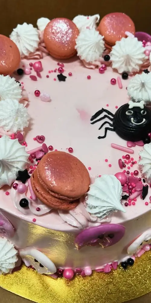 Wishing everyone a Spook-tacular Halloween! 🕸️🎂
#bakery #vermont #cake #halloween