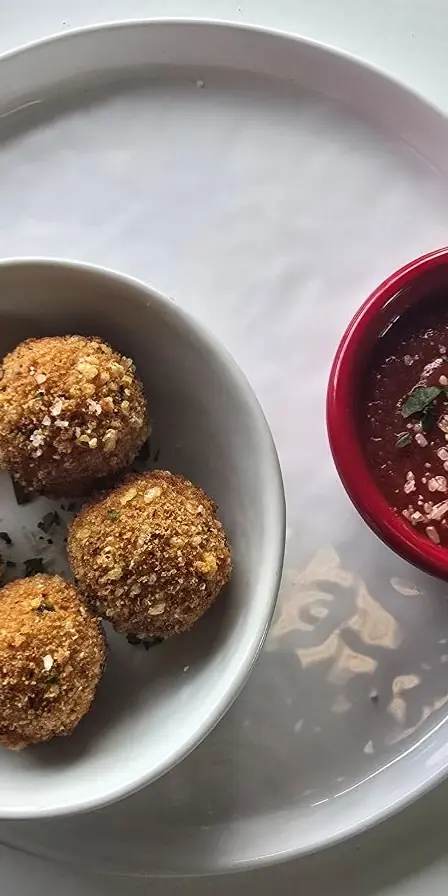 ππ
΄π
΄π
Ίπ
΄π
½π
³ ππ
Ώπ
΄π
²π
Έπ
°π
»
Authentic Italian Arancini with local ham, Cabot cheddar, peas, and risotto. Served