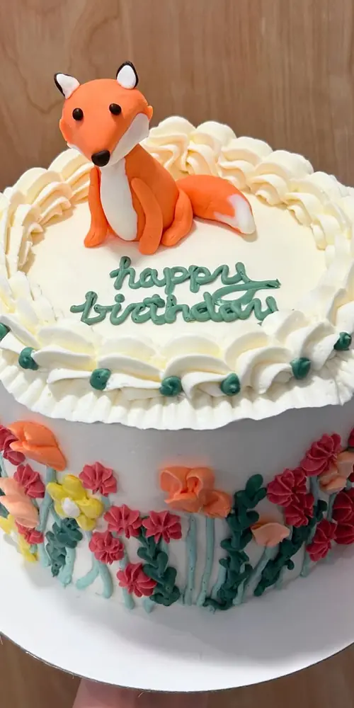 Feeling foxy!
7 inch vanilla cake with strawberry jam and vanilla Swiss buttercream
#redpoppycaker