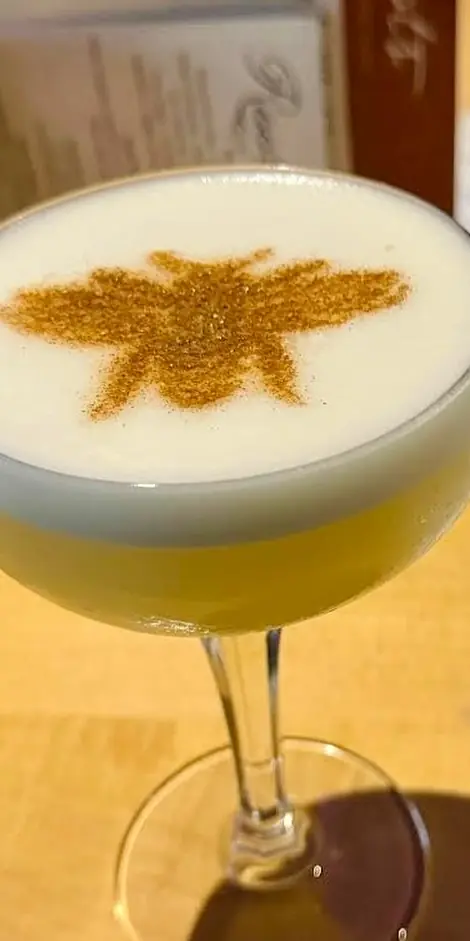 Cinnabee Sour
Barr Hill Gin, Cinnamon Honey syrup, Egg white & Fresh Lemon.
Serving all day 11:30-8P