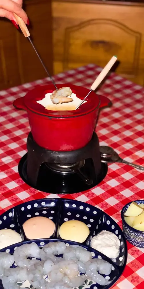 Shrimp fondue
12 prawn shrimps served with a rich chicken broth and boiled potatoes with four home