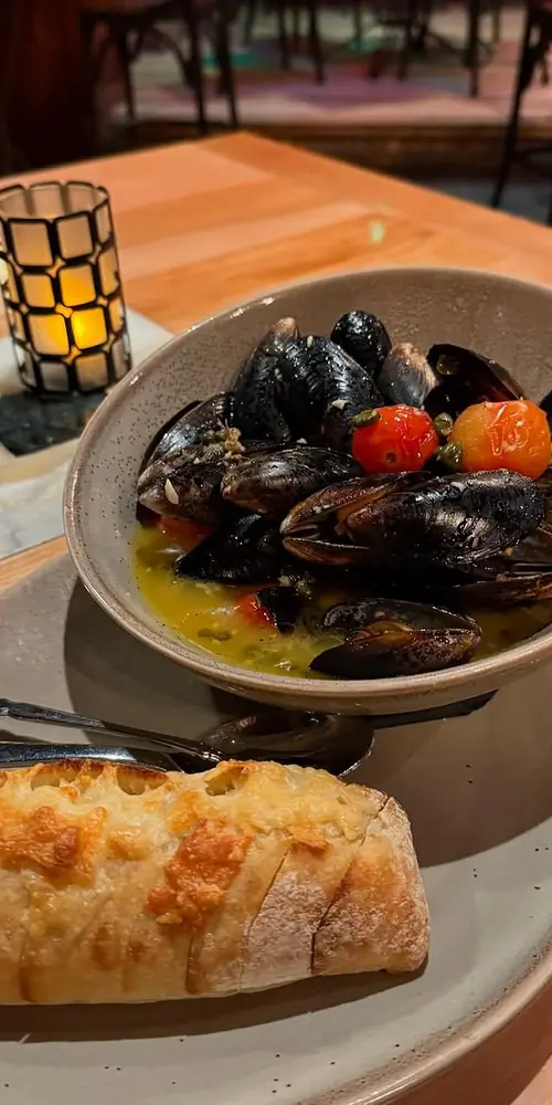 Lemon Caper Mussels π€€π€€
Steamed in white wine lemon butter with cherry tomatoes, shallots and capers